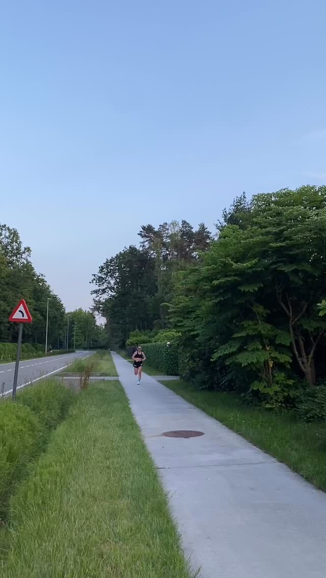 🚴🏼Op een warme zomeravond 🔥 en dan kom je @brittheirman tegen 🏃‍♀️‍➡️
#Shop2RunAtleet #Tempo #Running #Training