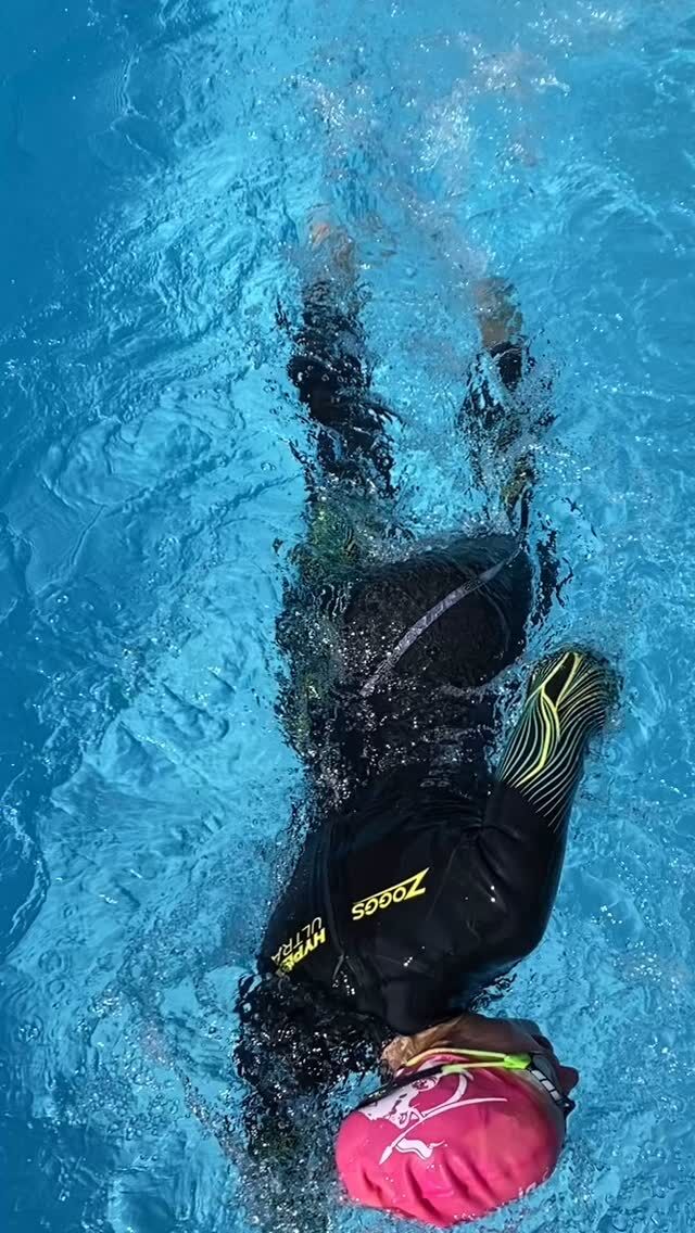 Perfect weer om een wetsuit te komen testen 🐬in ons buitenzwembad @shop2run.be @endlesspools 

Plan je test moment via 🔗 in Bio
#Triathon #OpenWaterZwemmen #Wetsuit #EndlessPool